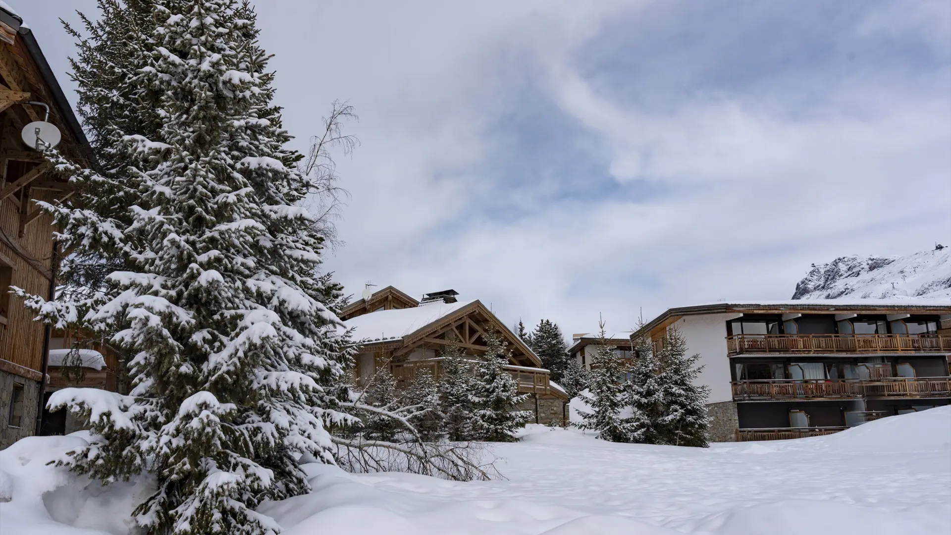 Una jornada trágica en los Alpes franceses deja al menos tres esquiadores muertos en una avalancha