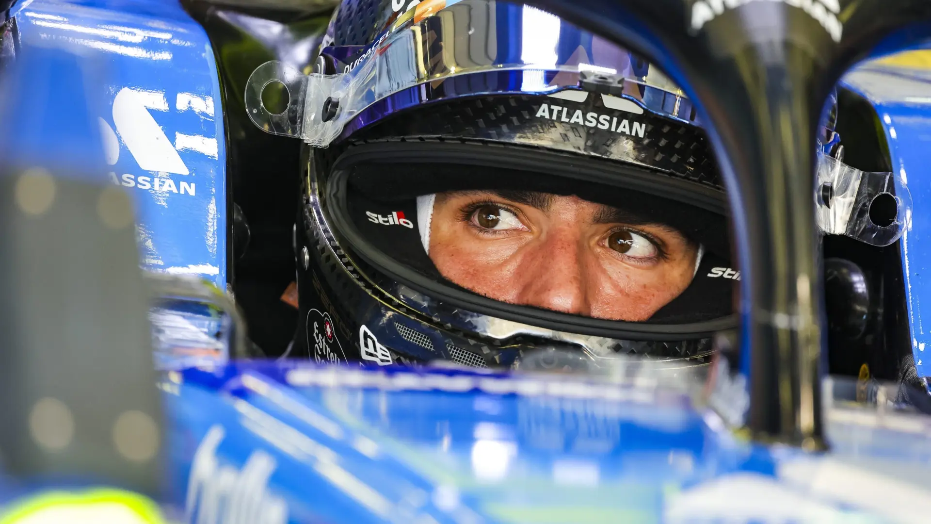 Tétrico final de pretemporada para Aston Martin: da seis vueltas en un día tranquilo de Sainz con golpe en la mesa de Ferrari