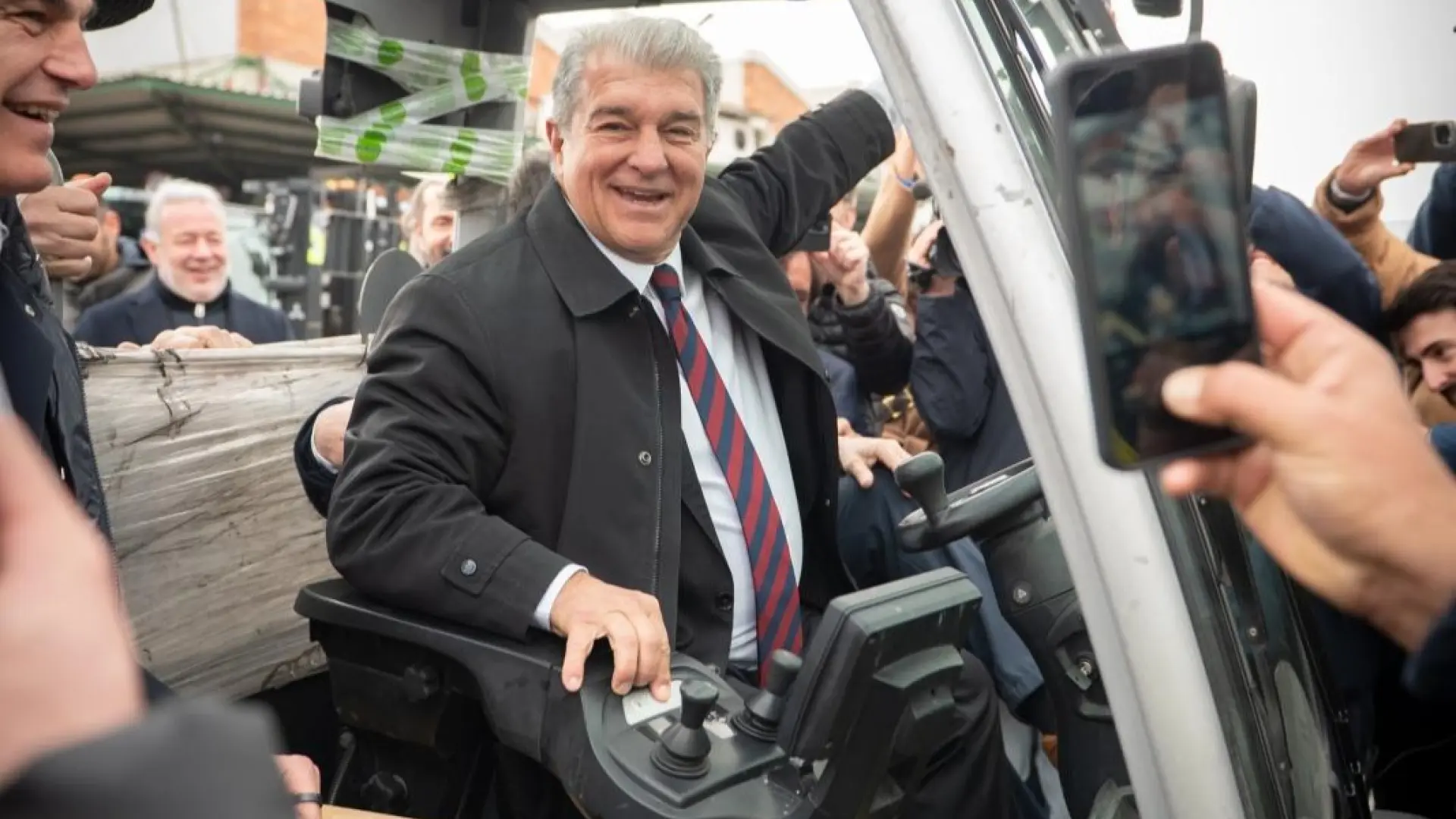 El show de Joan Laporta en Mercabarna: baño de masas subido a un toro mecánico y al ritmo de «madridista el que no bote»