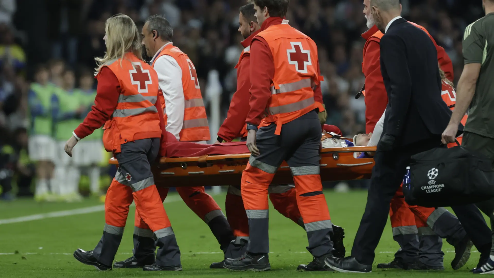 Raúl Asencio, evacuado en camilla y con collarín tras una espantosa caída