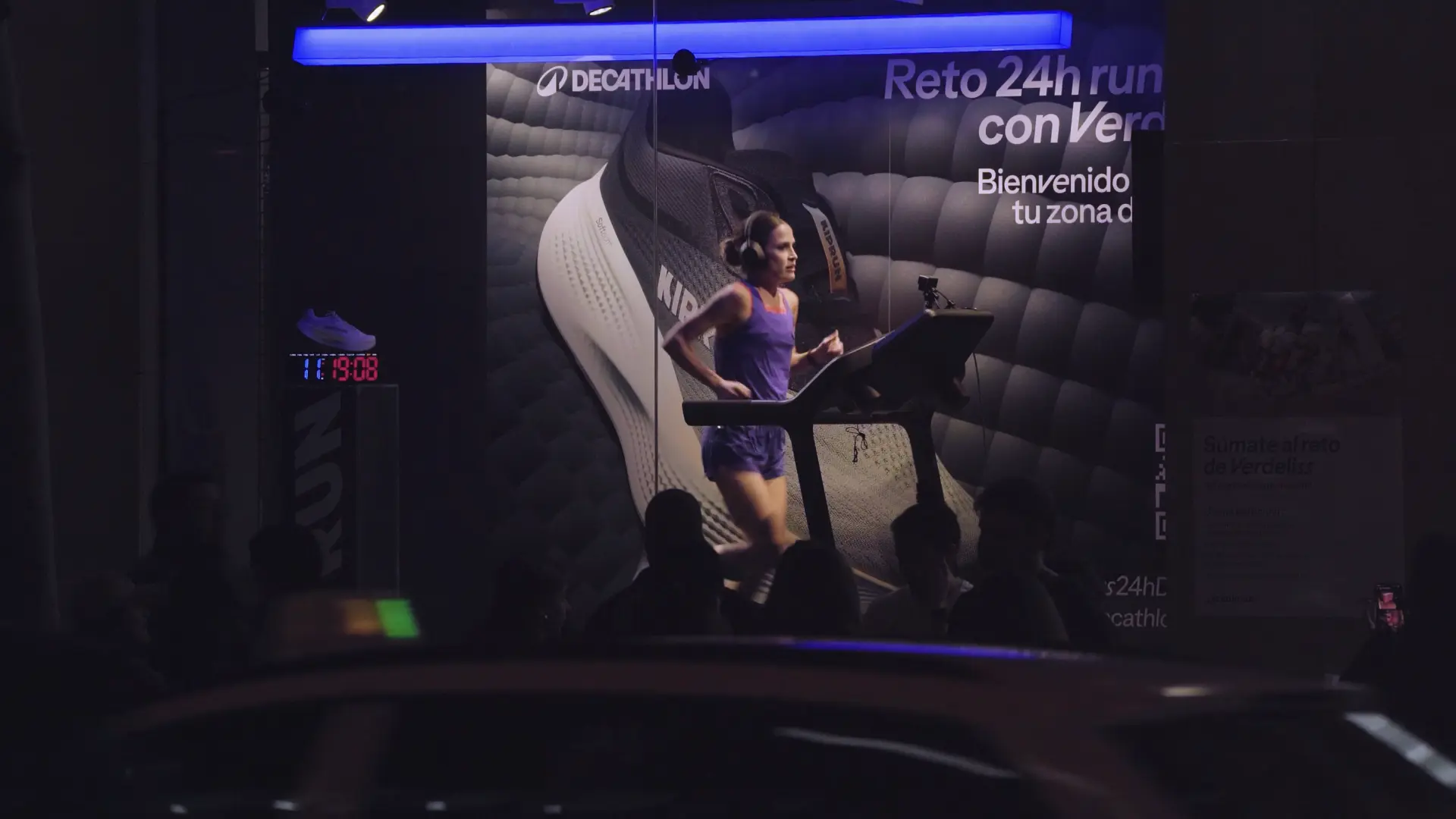 Más de 15 horas corriendo, 155 kilómetros y muy sonriente: el increíble reto de Verdeliss sobre la cinta continúa