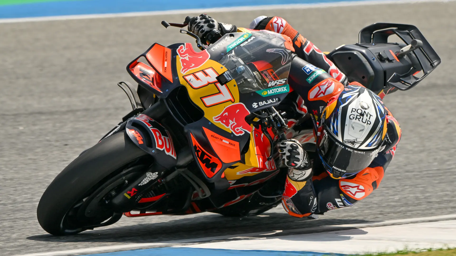 Pedro Acosta gana a Marc Márquez la primera carrera al sprint del Mundial de MotoGP 2026