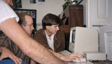 Steve Jobs fue la estrella de un cumpleaños del hijo de John Lennon. Asombró a todos con su icónico regalo: el Macintosh 128K