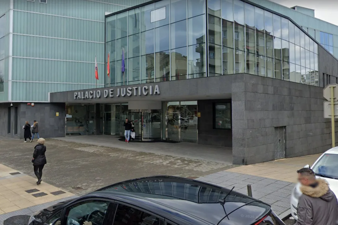 Un hijo demanda a su madre y la desahucia del piso que le donó y donde residía ella en Torrelavega