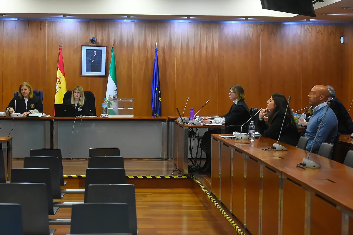 El acusado de apuñalar a su ex novia 16 veces dice que ella se cayó y se clavó el cuchillo