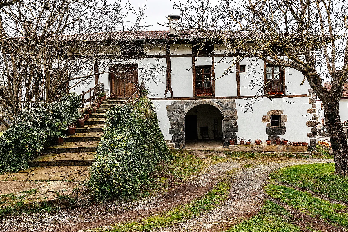 El Gobierno vasco reúne en secreto en un caserío a 17 presos con cinco víctimas de ETA