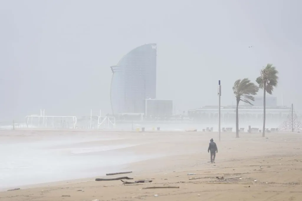 La nieve, los fuertes vientos y la lluvia ponen en alerta a 13 comunidades, con Cataluña en alerta naranja como epicentro del mal tiempo