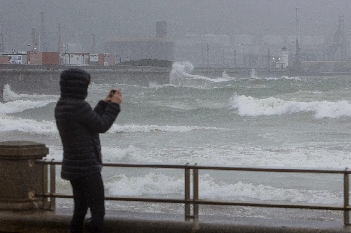 Seis comunidades están en alerta naranja por temporal marítimo con olas de hasta 12 metros tras el paso de la borrasca Samuel