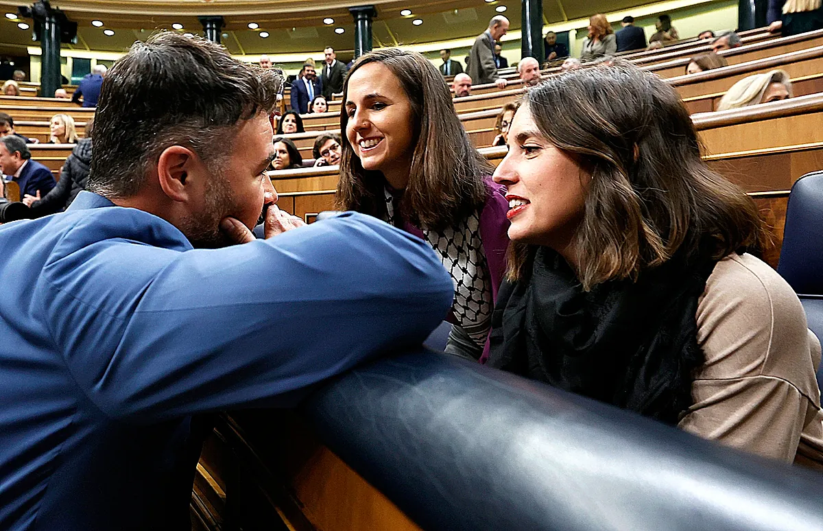 Podemos intenta romper su aislamiento aireando una «charla» con Rufián