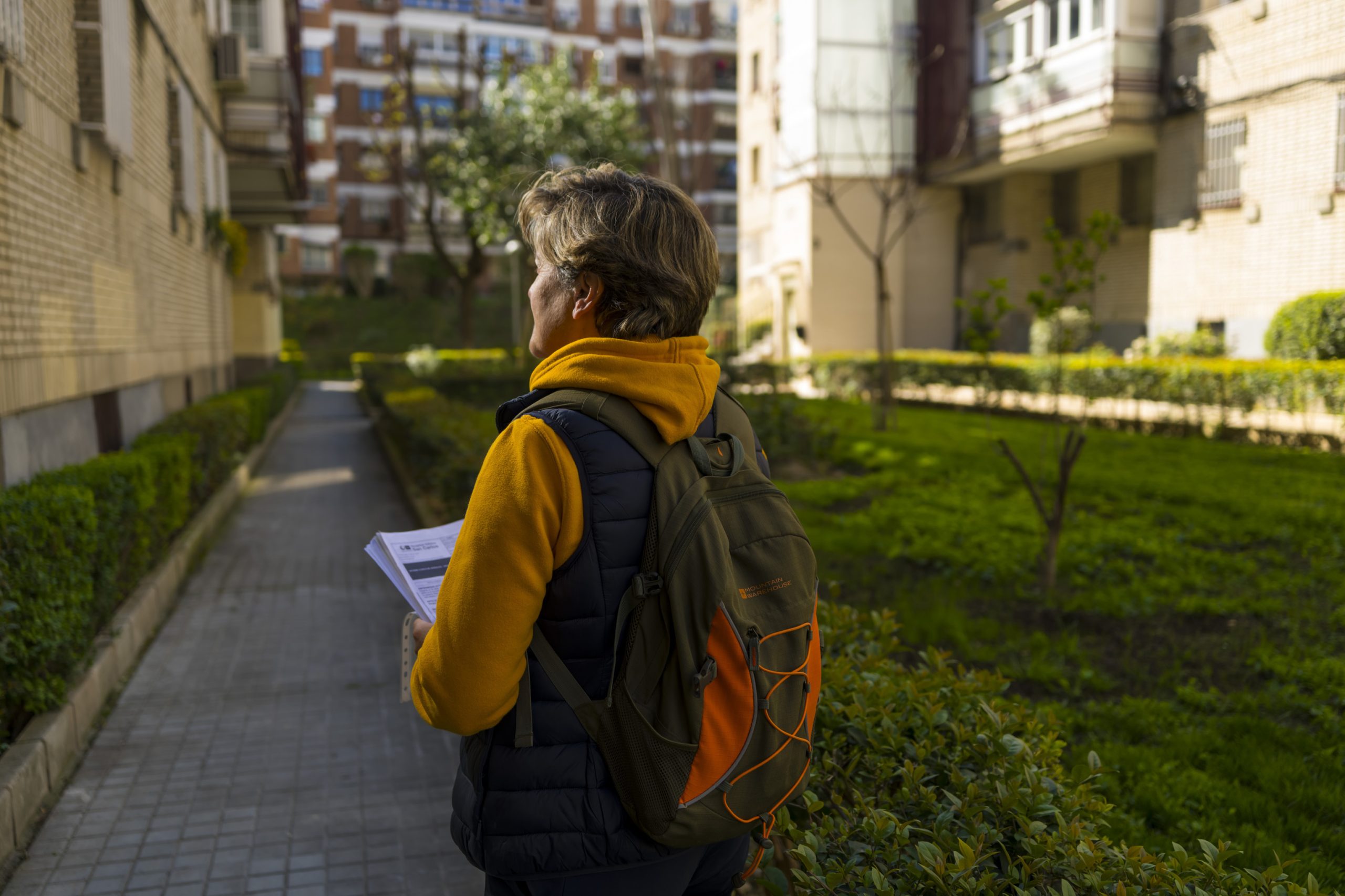 María José, de espaldas, en un parque de Madrid.