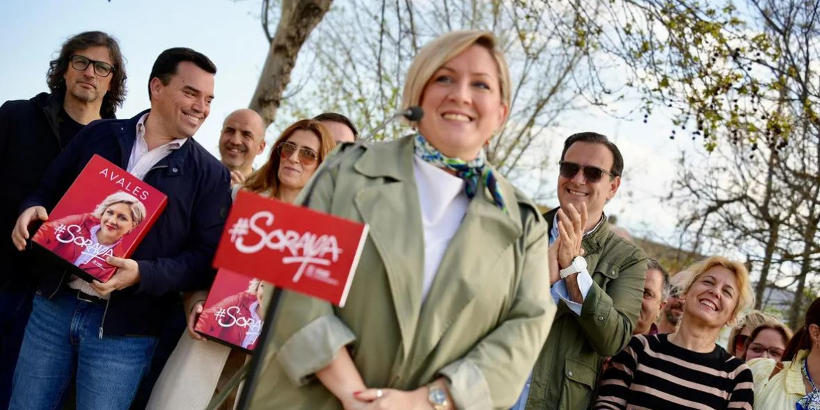 La otra gran favorita, Soraya Vega, en el momento de presentar los avales este martes en la sede regional del PSOE en Mérida.
