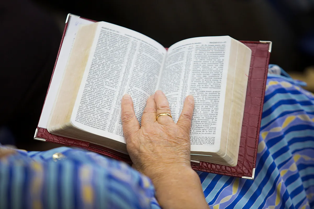 Los Testigos de Jehová cambian su doctrina y permiten las autotransfusiones, pero mantienen el veto a la sangre ajena