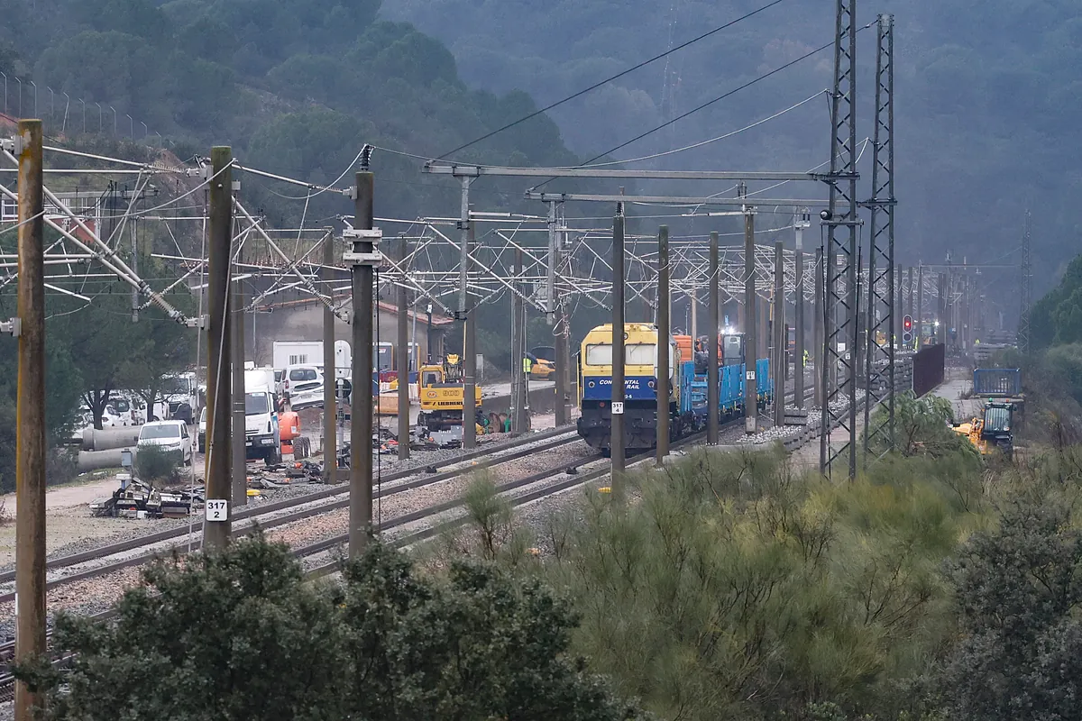 La juez ordena a la Guardia Civil que investigue «si el supuesto defecto» de calidad en los 36 metros de vía sustituidos por Adif «pudo hacerse extensivo» al lugar del accidente