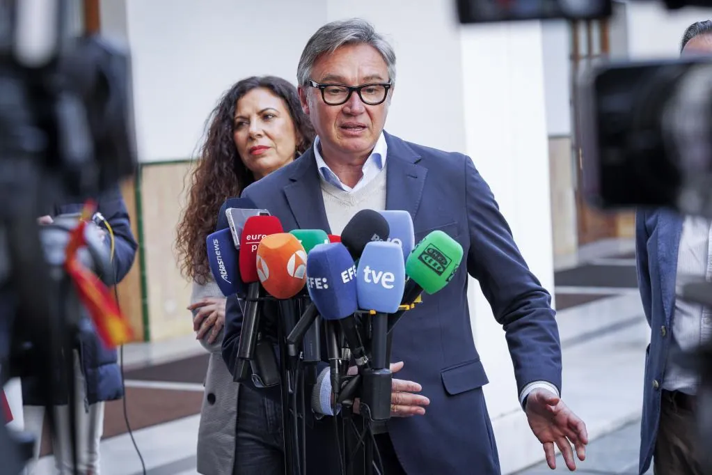 Sin sorpresas: Vox acelera y nombra candidato en Andalucía a Manuel Gavira, su portavoz autonómico