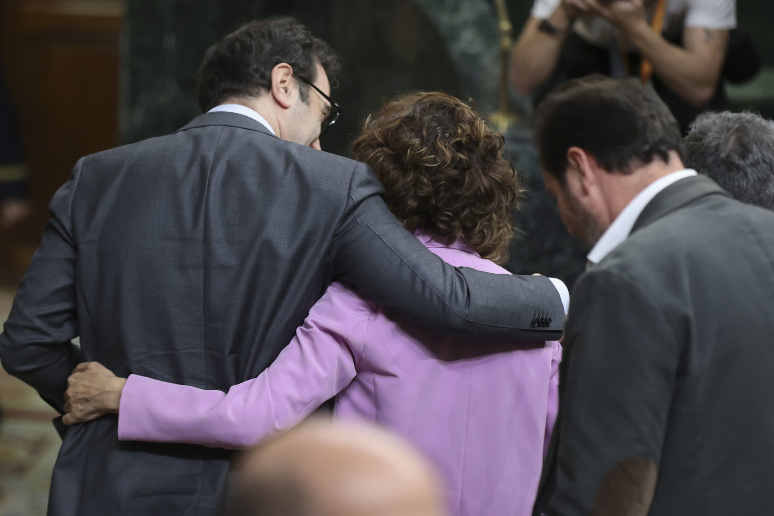 Cuerpo y Montero abandonan el Congreso abrazados.