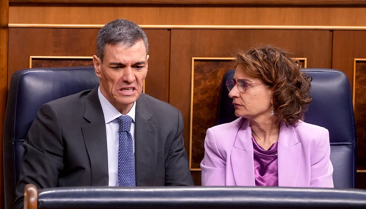 Devaluación en dos vías del Gobierno de Sánchez, entre escándalos y urgencias electorales, con 55 ministros