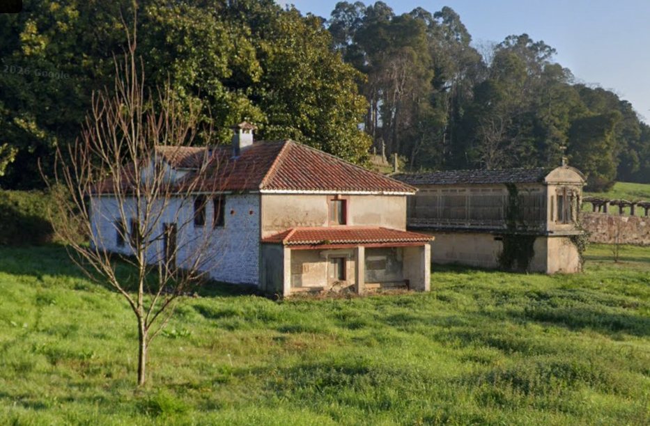 La Casa de las Conchas, junto a su hórreo anexo.