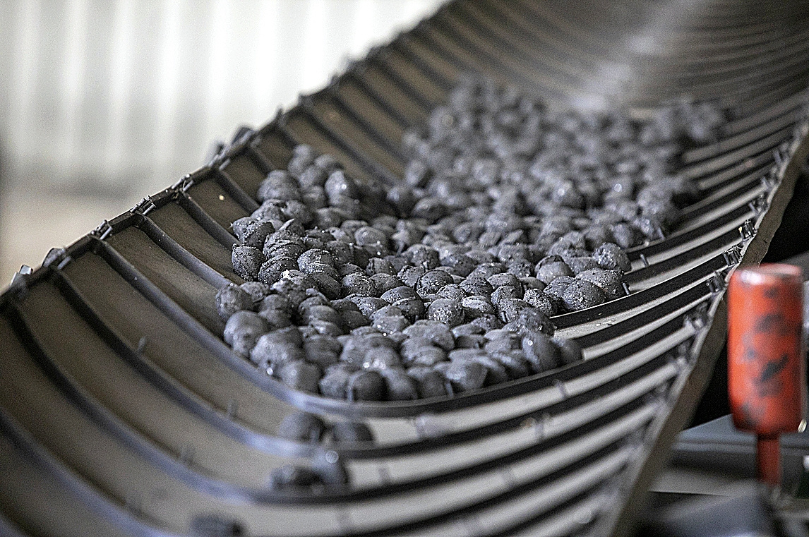 Restos de las briquetas de polvo de carbón que continúan en las instalaciones habilitadas a la entrada del pueblo y propiedad de Blue Solving