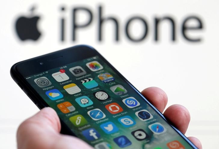 CDATA[
Los negocios en México ya podrán aceptar pagos sin contacto directamente desde un iPhone . Apple anunció la llegada de Tap to Pay en iPhone al país , una herramienta que permite a los comerciantes cobrar con su celular sin necesidad de una terminal bancaria adicional. La función convierte al iPhone en una especie de terminal de cobro tradicional. Los clientes pueden pagar acercando su tarjeta de crédito o débito, otro teléfono con cartera digital o incluso un smartwatch con tecnología NFC. De acuerdo con la firma de Cupertino , “Tap to Pay en el i Phone trabaja en colaboración con plataformas de cobros , desarrolladores de apps y redes de pagos para que negocios de todos los tamaños cuenten con un sistema de cobro sin contacto sencillo con tarjetas de débito y crédito, Apple Pay y otras carteras digitales”.
![