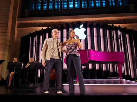 Tim Cook Y Alicia Keys