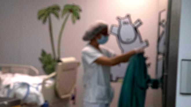 Los pediatras que atendieron al bebé maltratado antes de que llegara a Vall d'Hebron atribuyeron los hematomas genitales a una sonda de orina