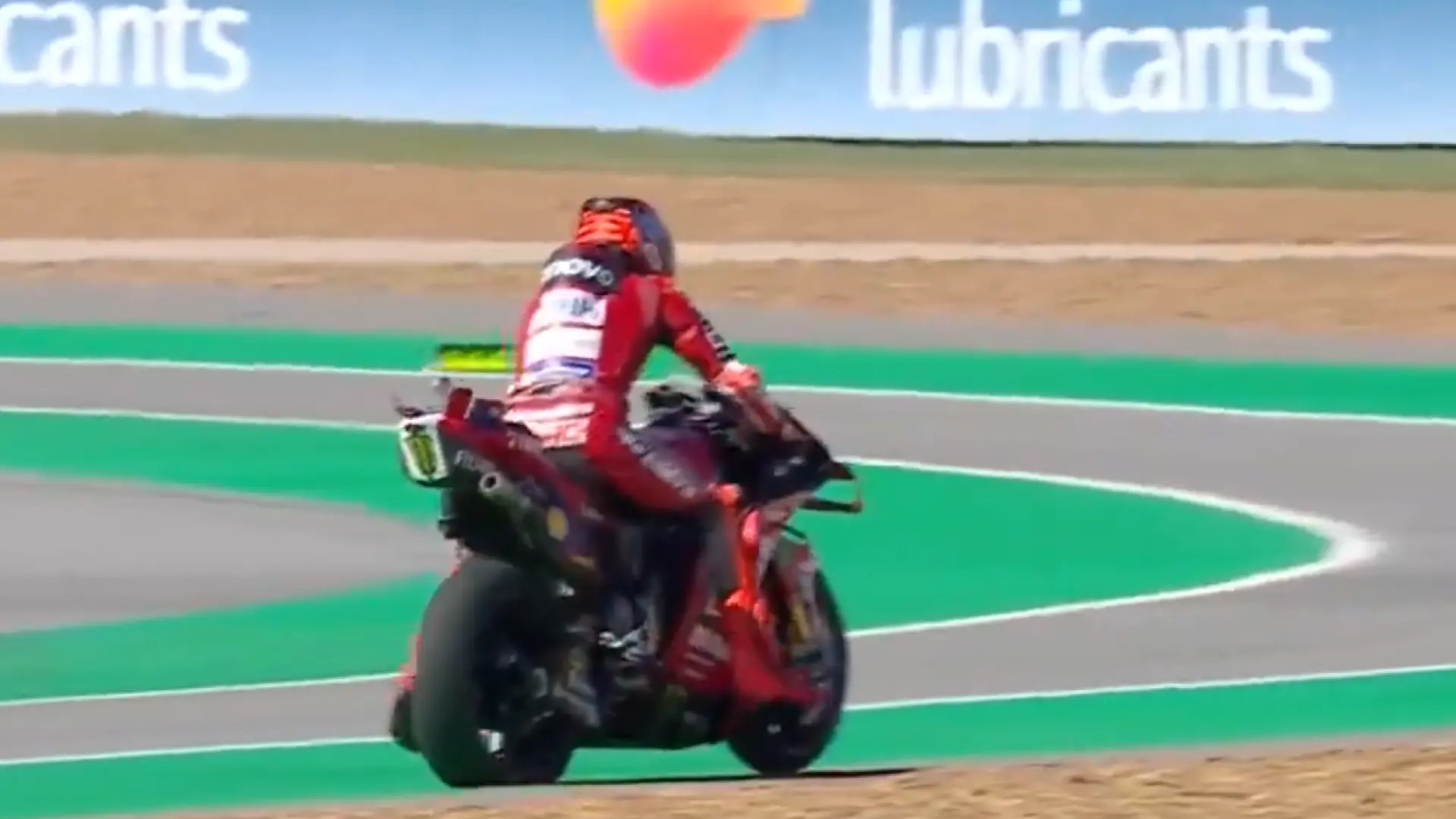 La mala suerte golpea a Marc Márquez: pincha cuando luchaba por el podio en Tailandia