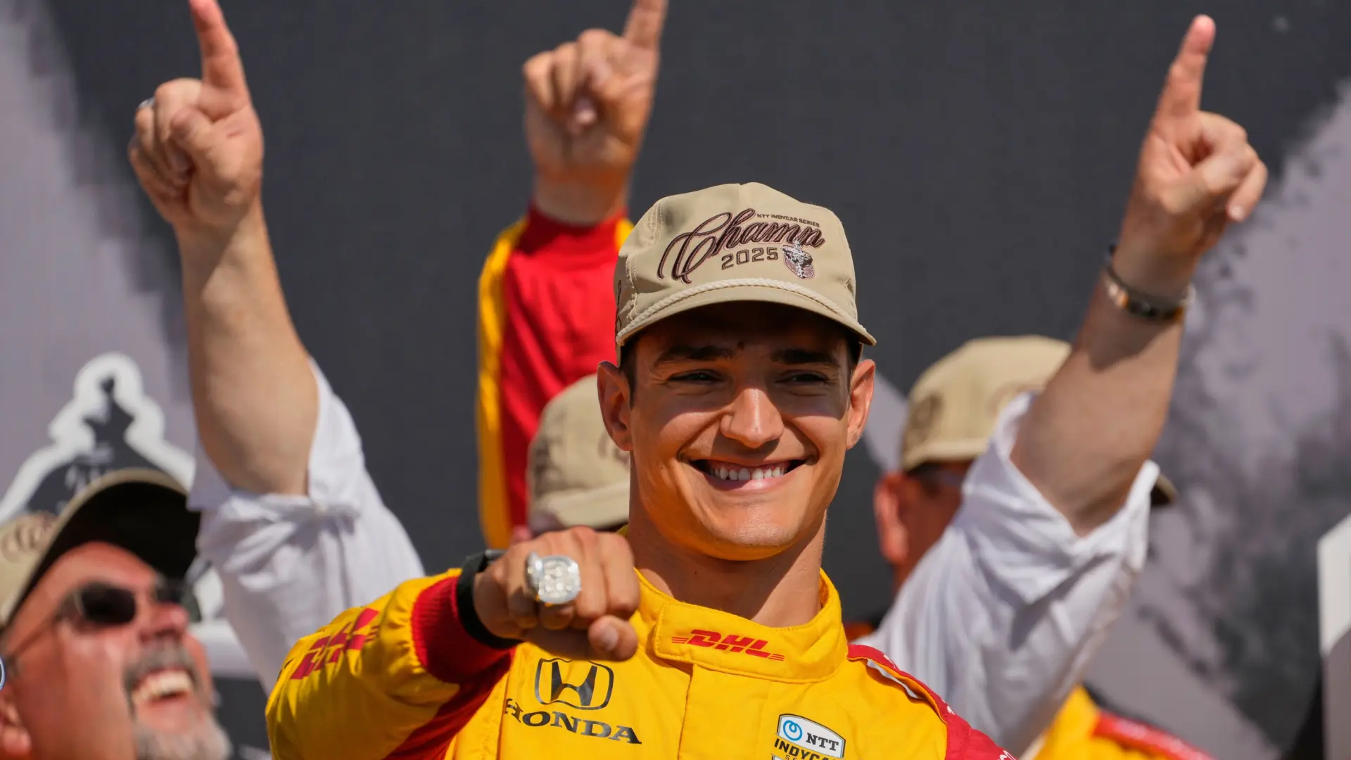 Palou arranca con victoria la temporada de IndyCar y Schumacher abandona en la primera vuelta de su debut