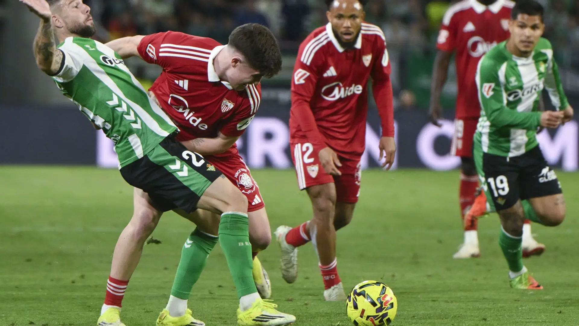 El Sevilla sobrevive al Betis y saca un empate de La Cartuja en un derbi de dos caras