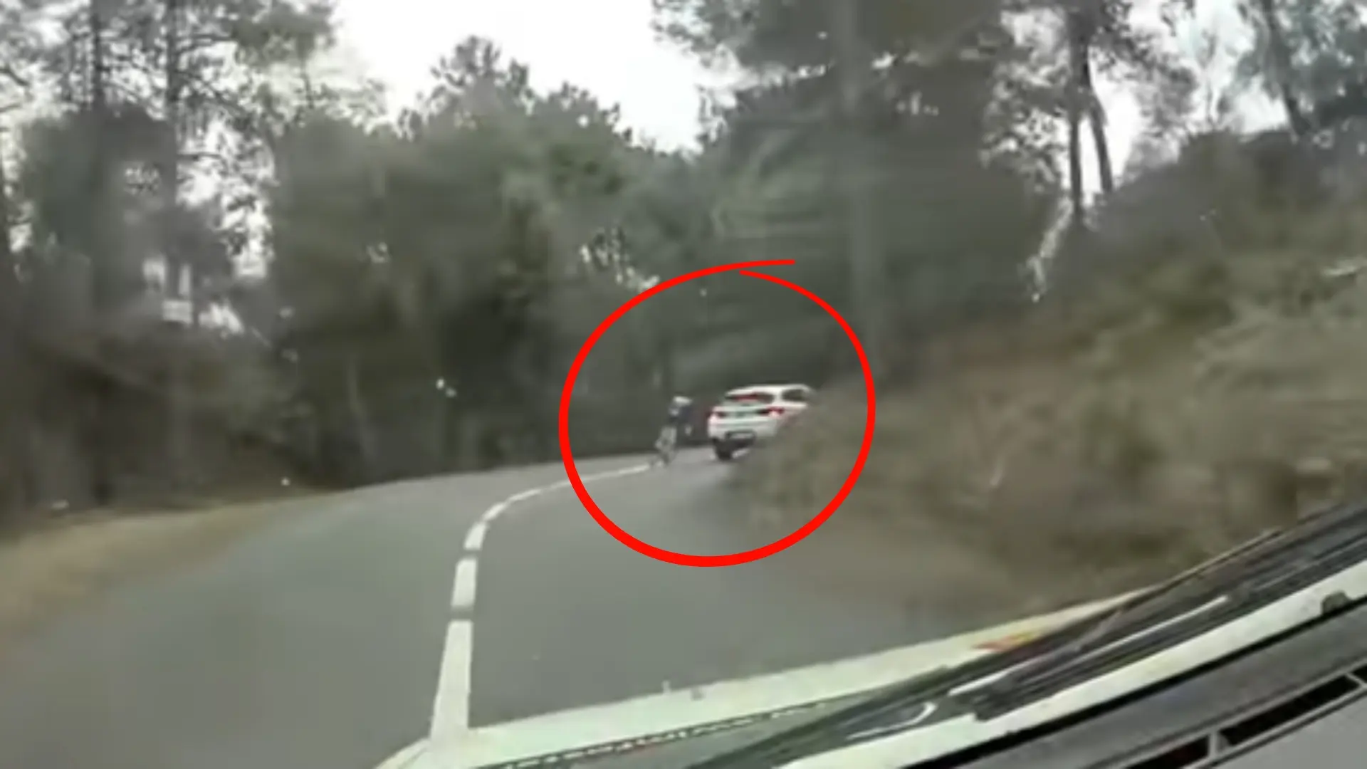 Polémica por el adelantamiento de Aleix Espargaró con su bicicleta a un coche: «No refleja nuestros valores»