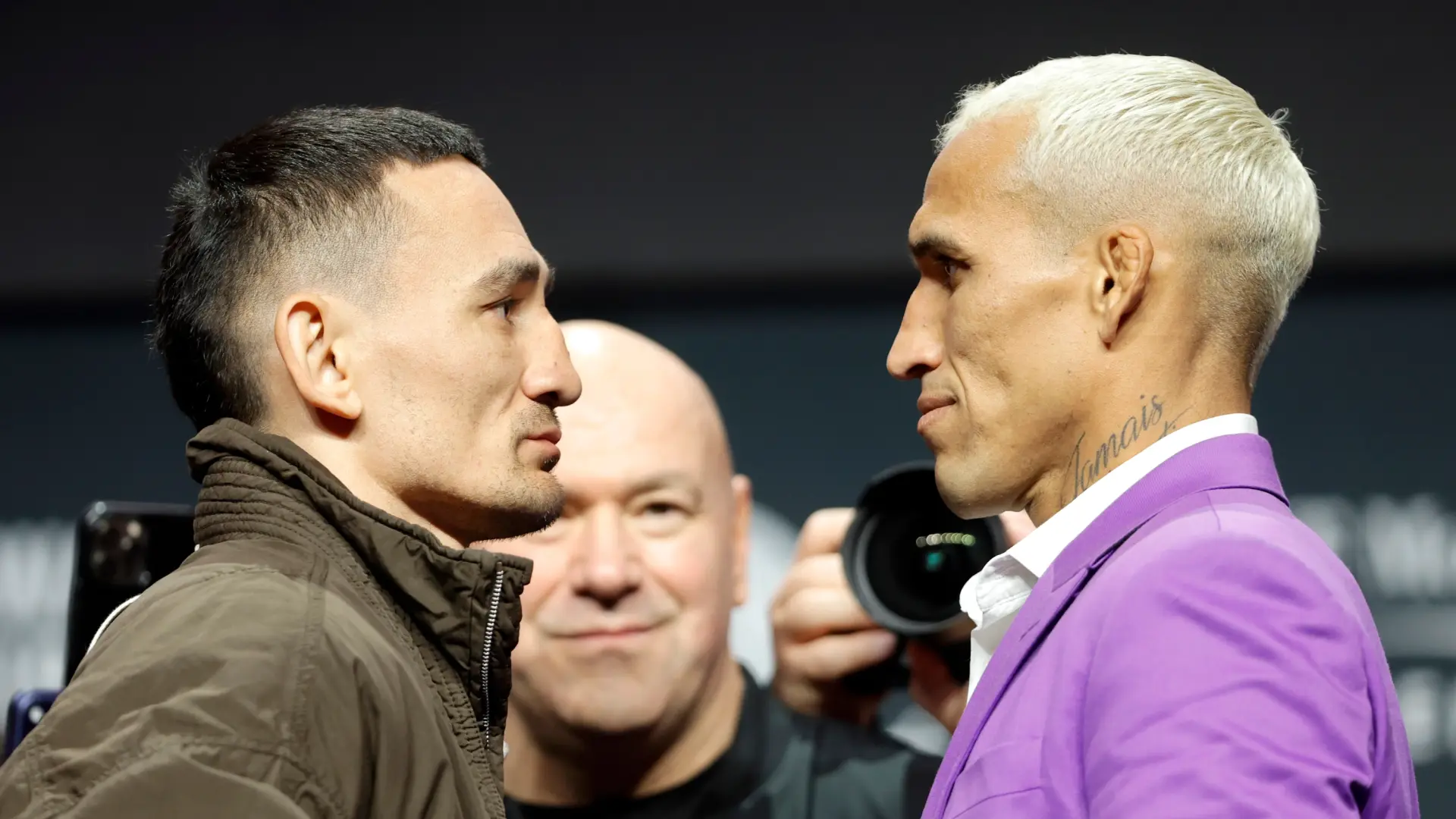 Max Holloway vs Charles Oliveira 2 en UFC 326: horario y dónde ver la pelea por el cinturón BMF