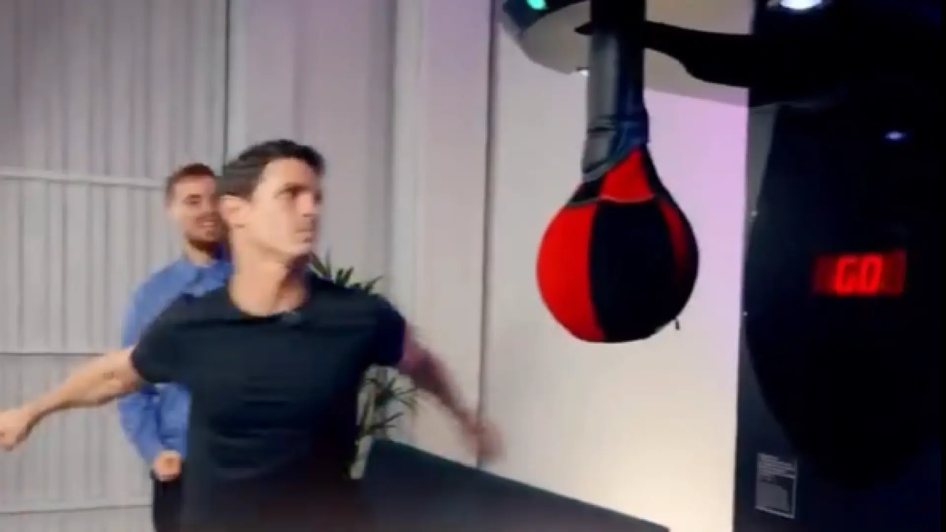 Edu Aguirre asusta su rival con sus impresionantes puñetazos: marca el límite máximo en la máquina