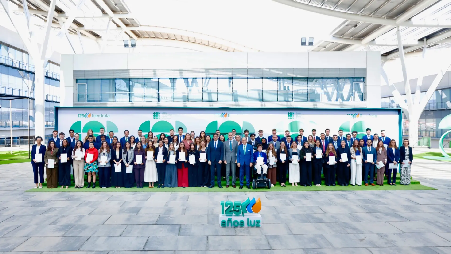 El Rey entrega las Becas Iberdrola a más de 80 jóvenes profesionales en redes, energías limpias e IA