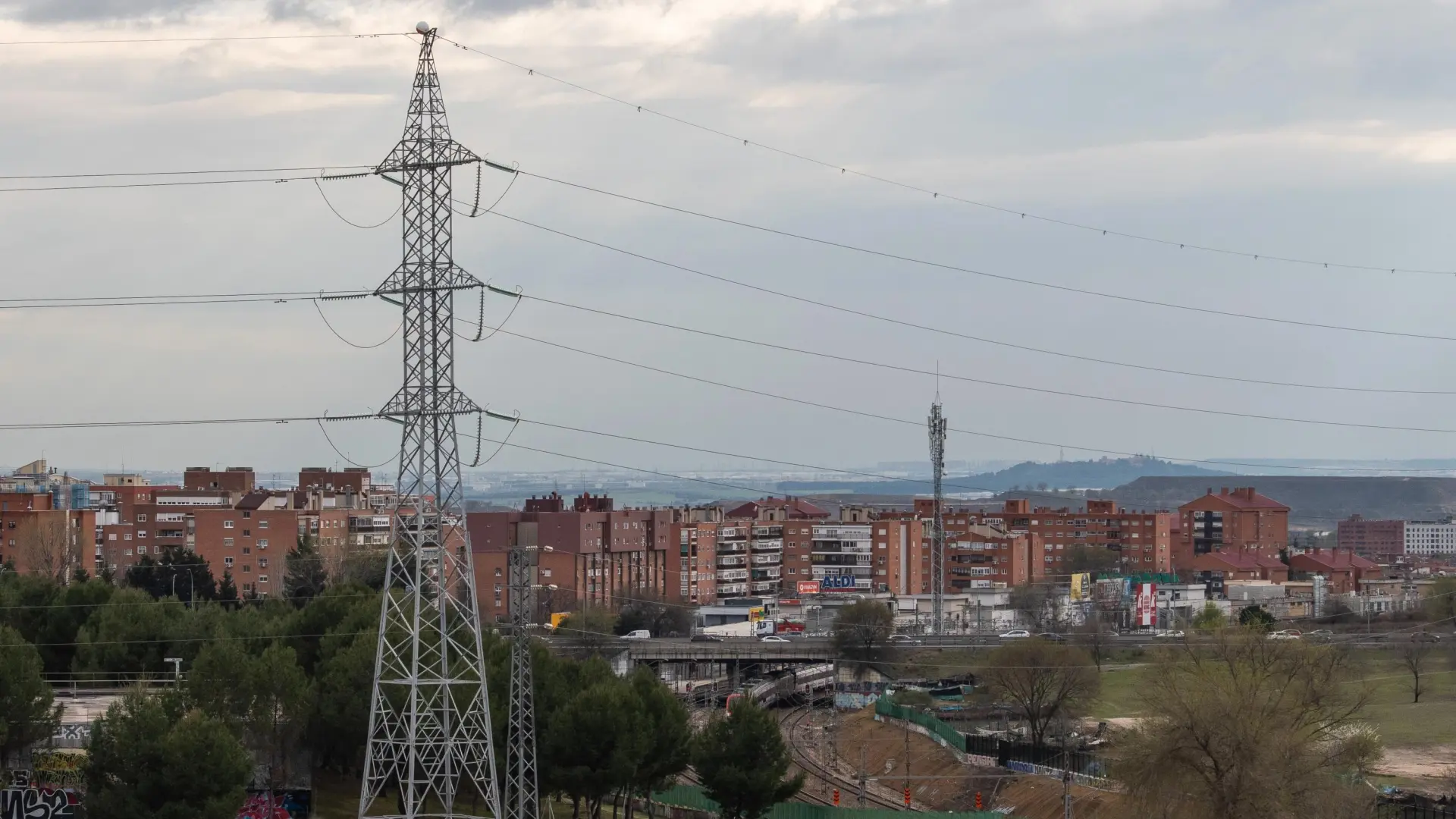 La saturación de la red eléctrica agrava la crisis de la vivienda: limita la construcción en Madrid, Valencia y otras 29 provincias