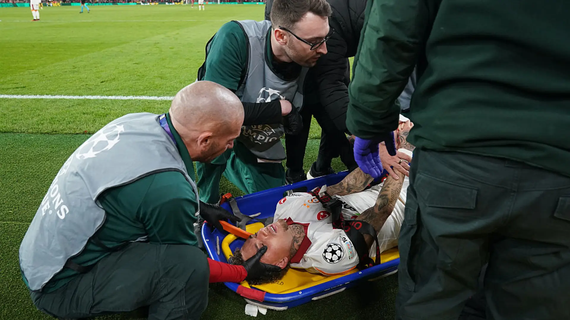 Escalofriante imagen en Anfield: el futbolista Noa Lang sufre la amputación de un dedo tras chocarse con una valla publicitaria