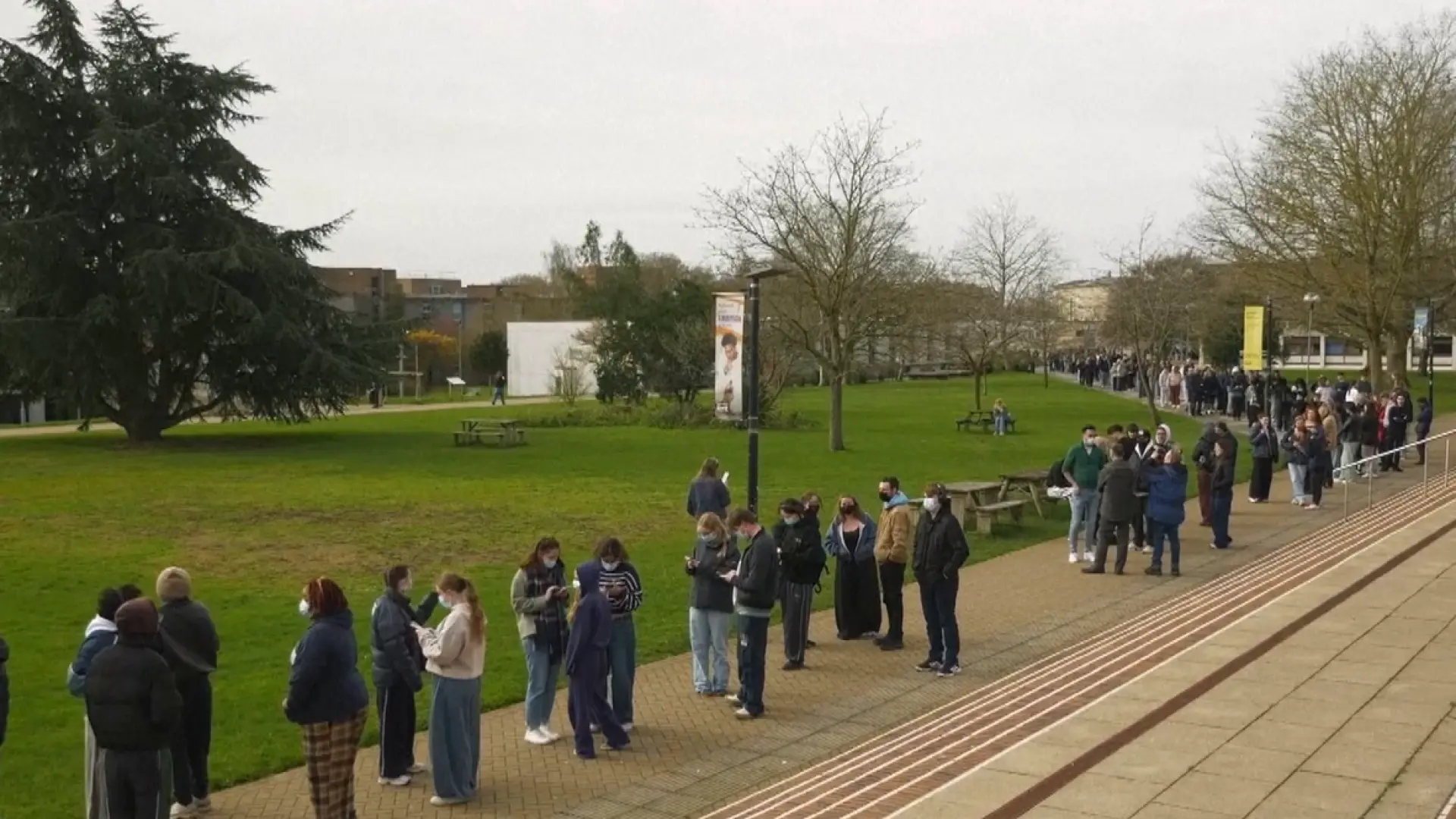 Desesperados por vacunarse: colas en Reino Unido para protegerse frente al brote mortal de meningitis en una universidad