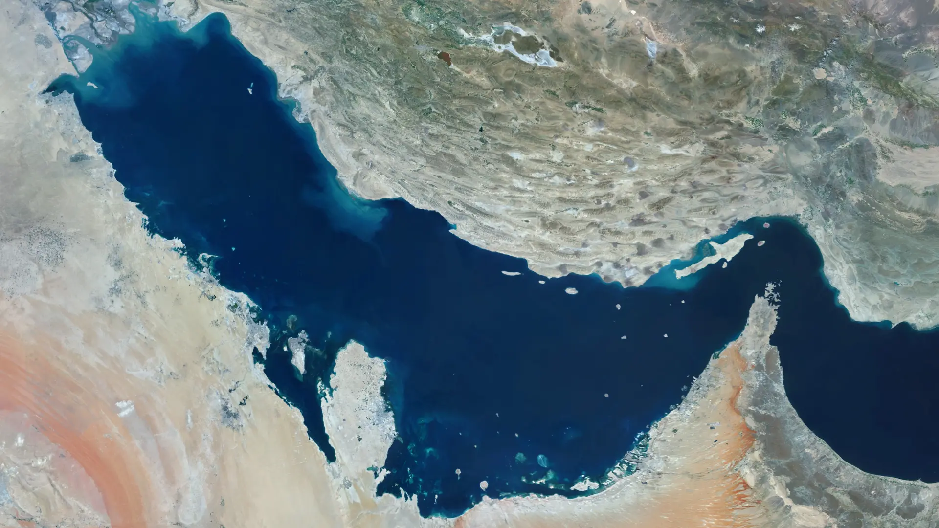 Un diputado de Irán afirma que están cobrando dos millones de dólares a algunos barcos por pasar por el estrecho de Ormuz