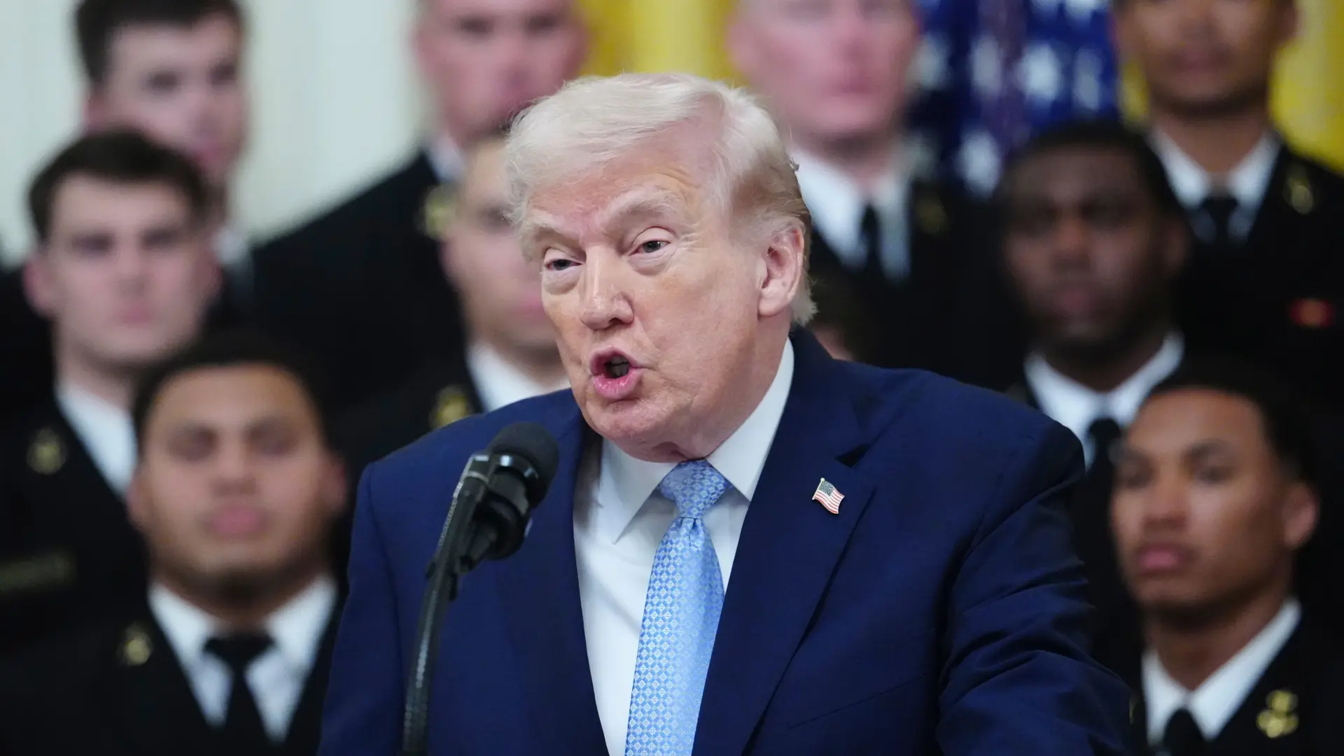 Trump pospone la orden que exigía a los bancos recopilar información sobre el estatus migratorio de sus clientes