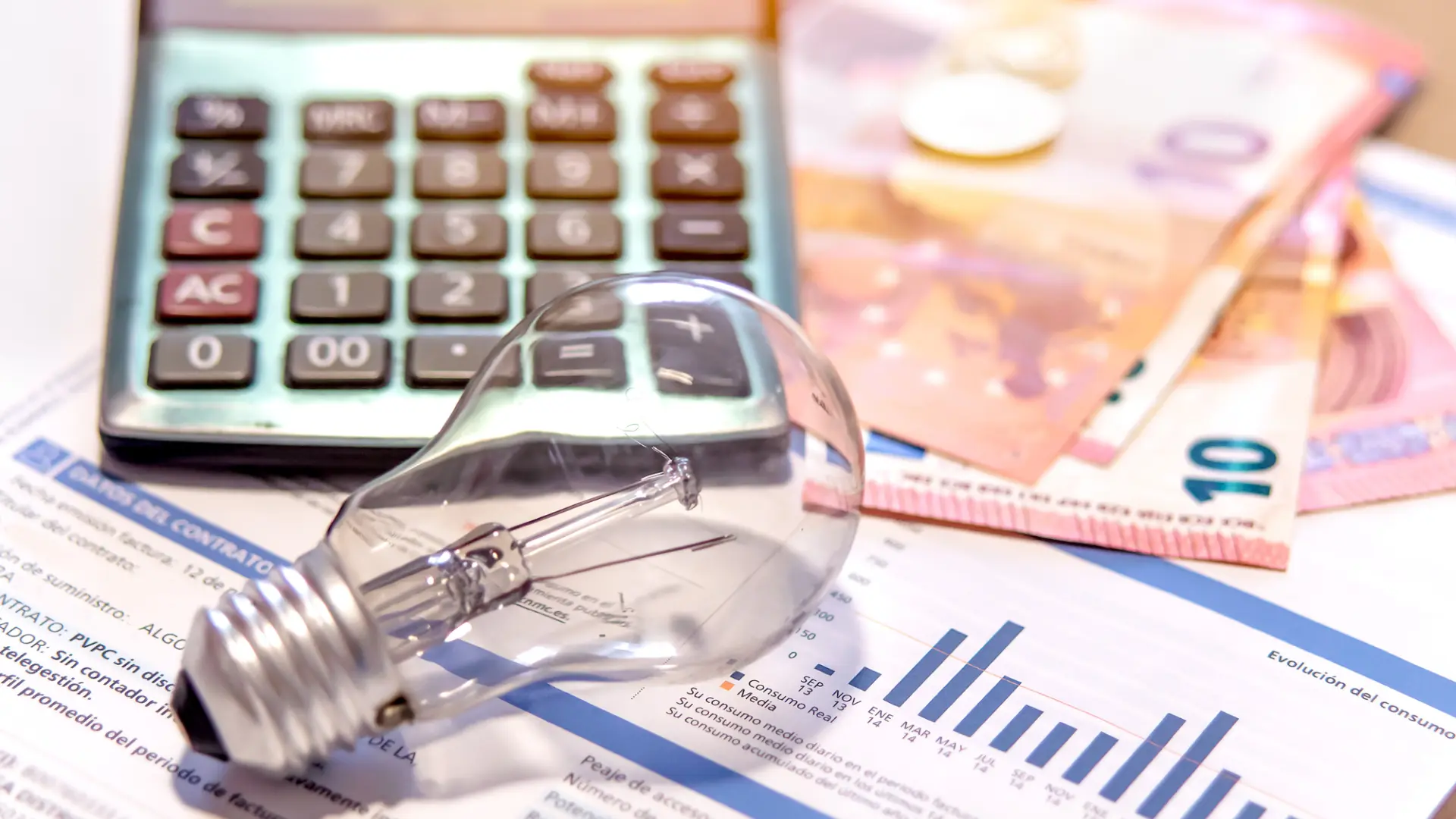 Rebaja del IVA al 10% en la factura de la luz: esta es la cantidad dinero que ahorrarán los hogares en España con la nueva medida anticrisis