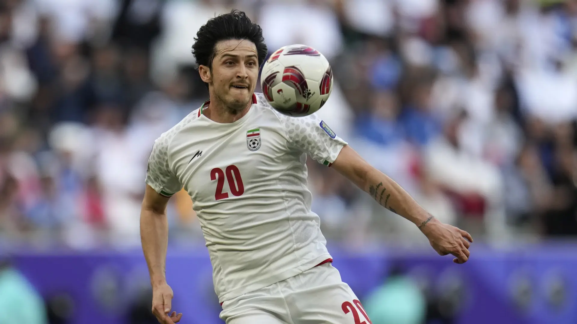 Irán llama traidor y aparta de la selección de fútbol a su máximo goleador, Sardar Azmoun, tras colgar una foto con el emir de Dubái