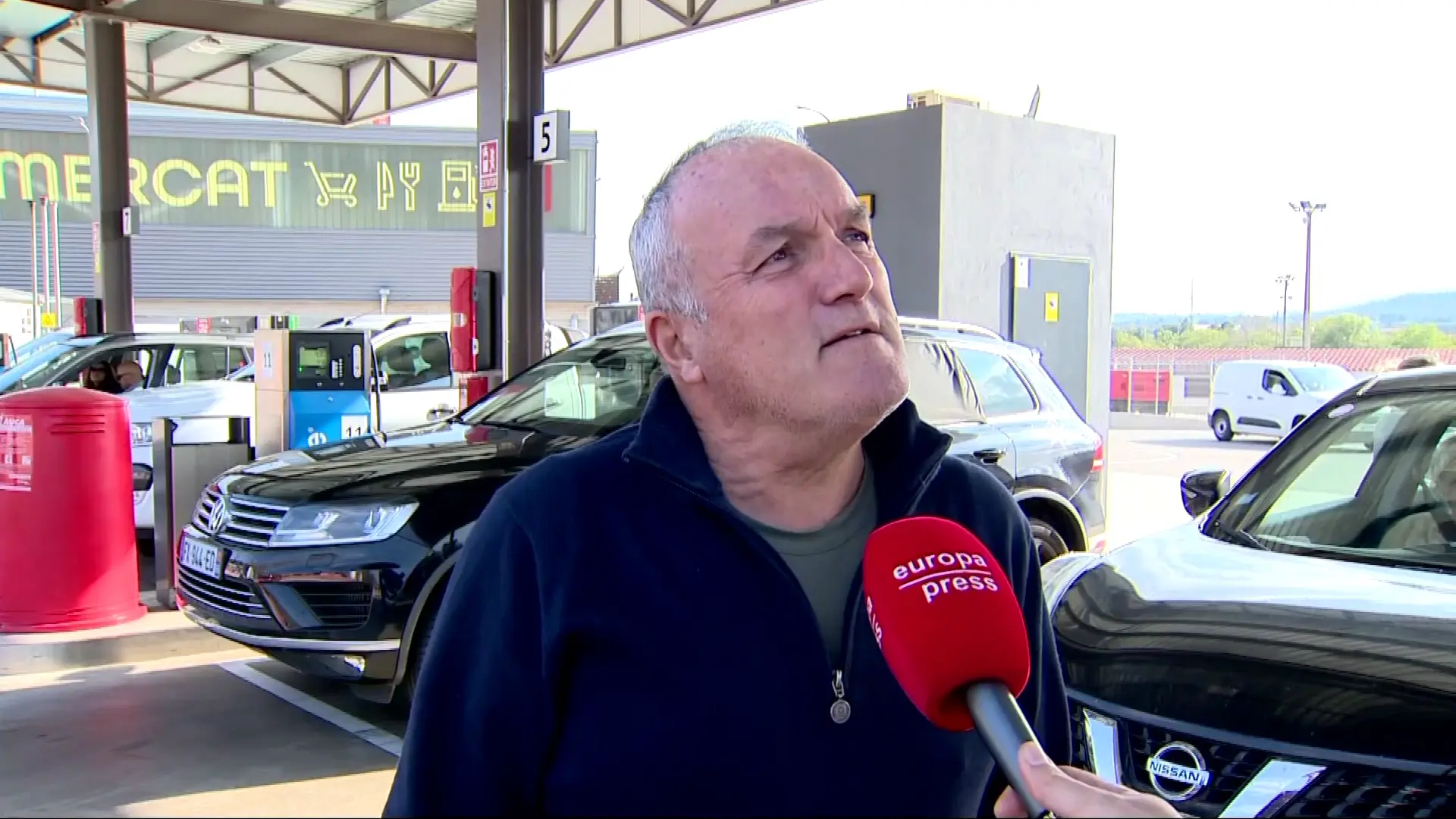 Las gasolineras de España se llenan de conductores franceses y portugueses tras la rebaja del IVA: «Venimos porque es más barato»