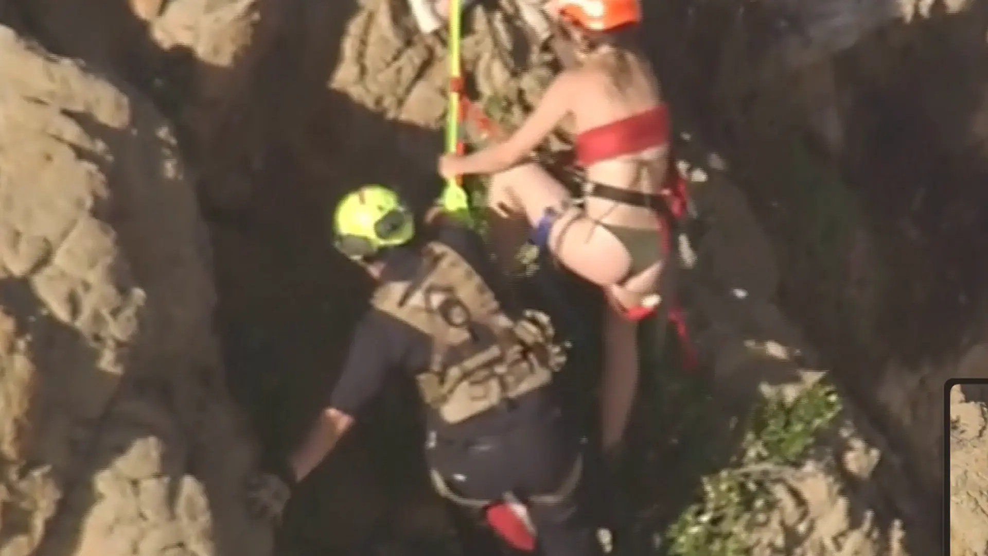 Rescatan a una mujer en bikini y sin calzado tras caer por un acantilado y quedar atrapada entre las rocas