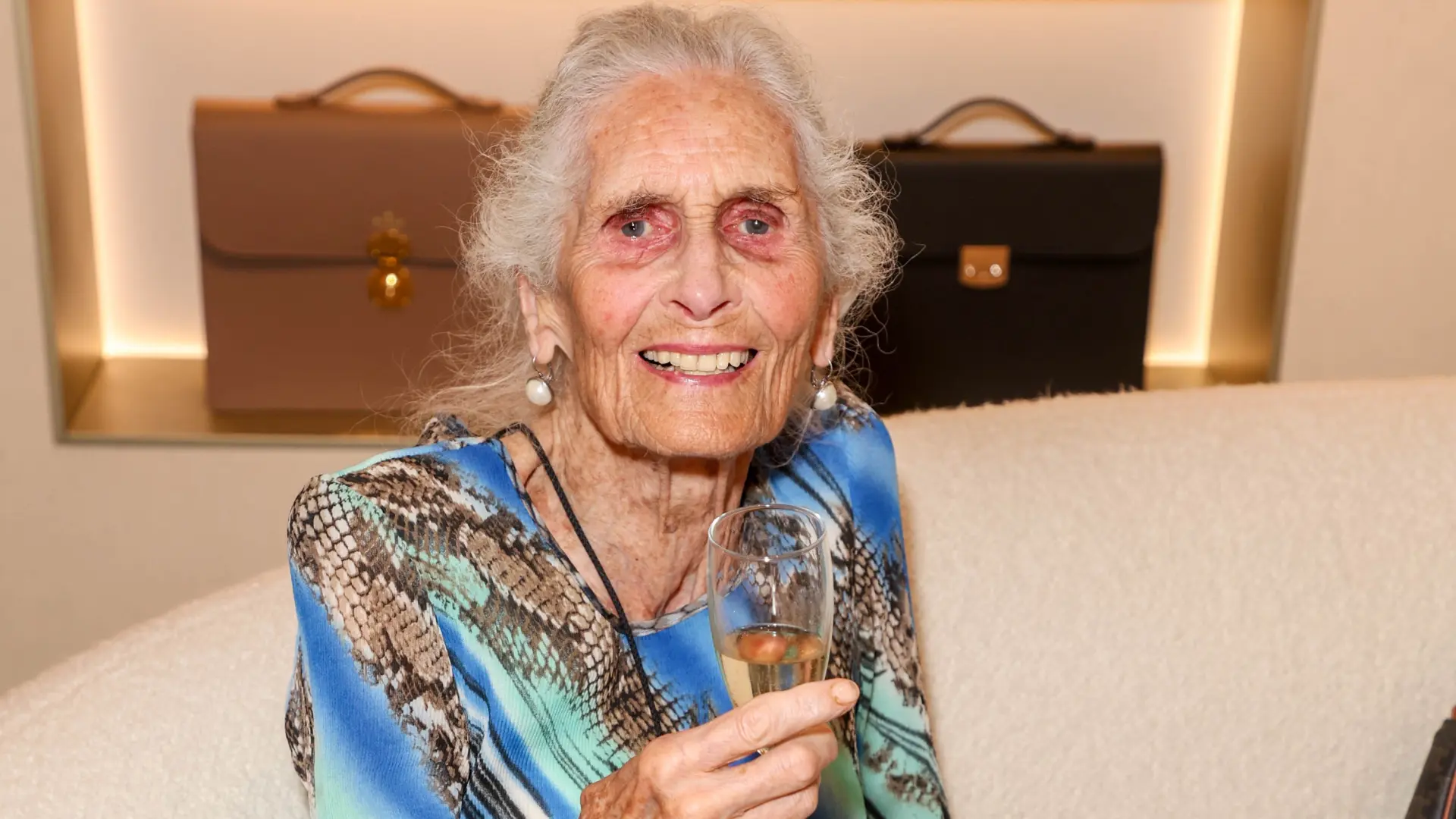 Muere Daphne Selfe, la modelo en activo más longeva del mundo, a los 97 años