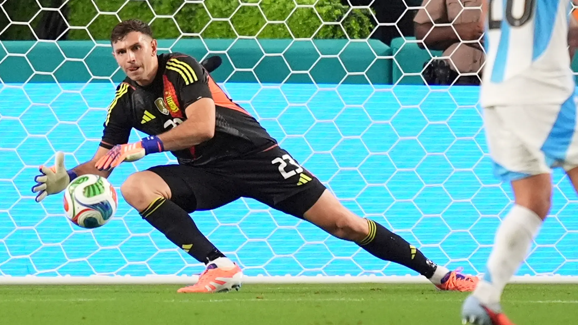 Dibu Martínez, portero de Argentina: «Menos mal que no jugamos la Finalissima» contra España