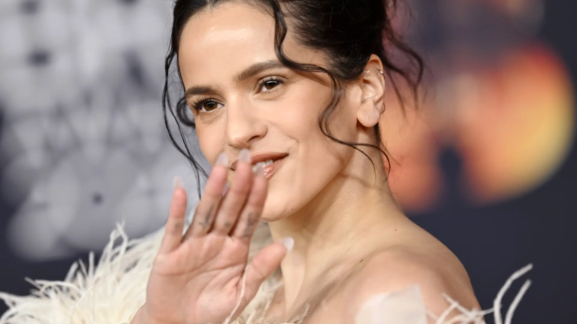 Rosalía reaparece en Madrid junto a Loli Bahía saliendo de un restaurante libanés tras su intoxicación y a horas de su concierto