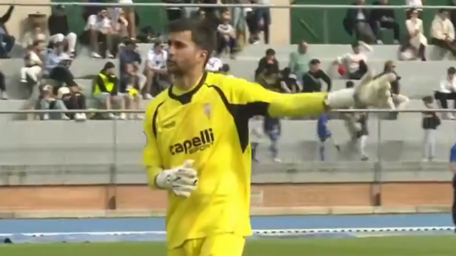 El enganchón entre el portero del Algeciras y la grada del CE Europa: «Sois españoles y os vais a morir siéndolo»