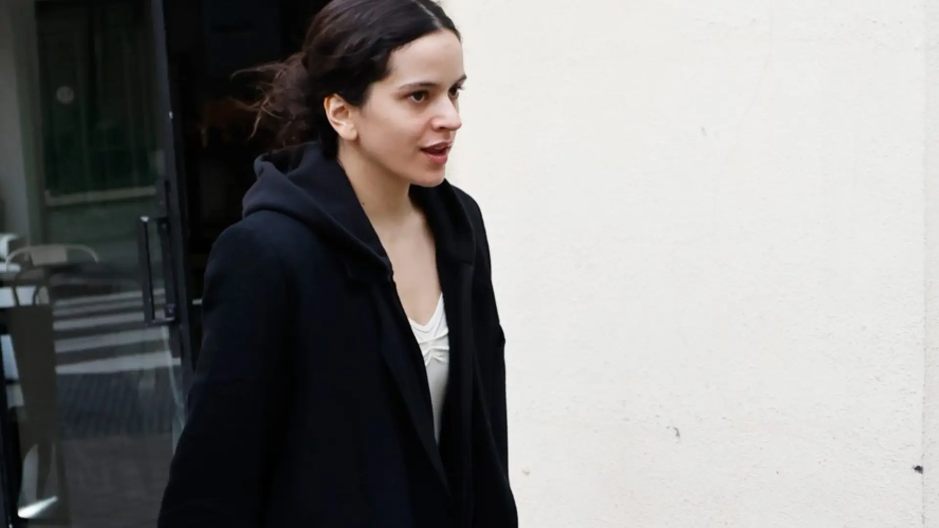 Rosalía, incómoda, se planta ante la prensa en Madrid y su hermana, harta, se pone a grabar: «Chicos, ya está, ¿vale?»