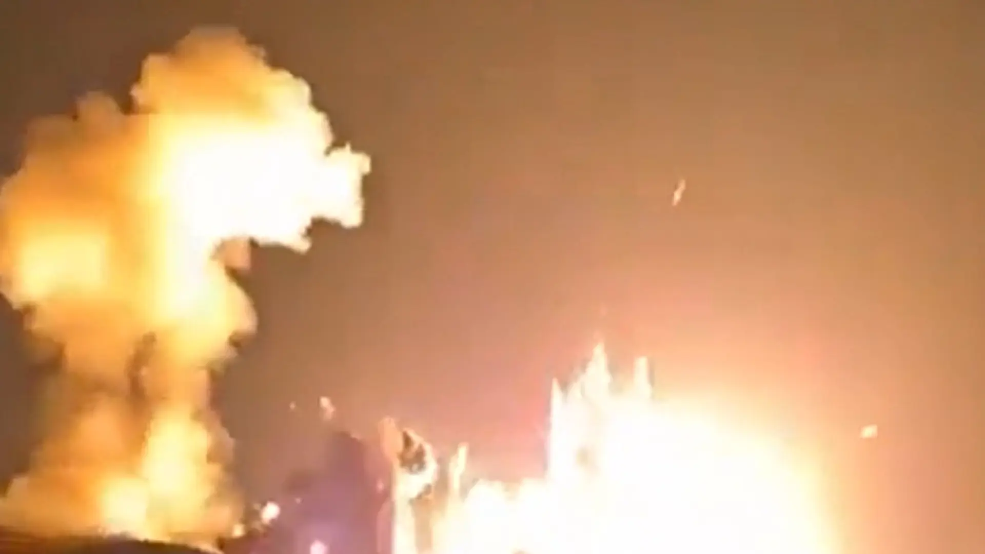 Una explosión masiva: EEUU ataca Isfahán, sede del programa nuclear iraní, con bombas 'revienta búnker'