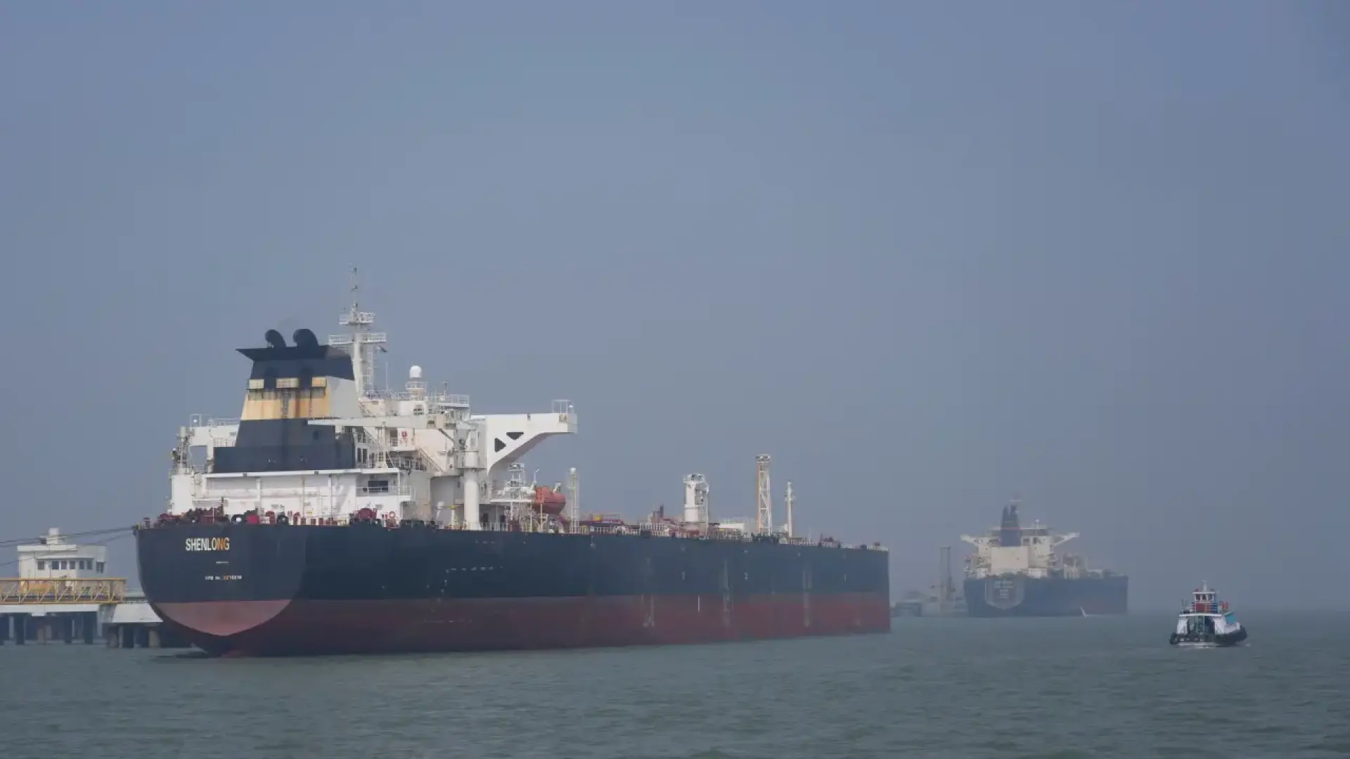 Irán ataca un «super petrolero» de Kuwait completamente cargado en el puerto de Dubái