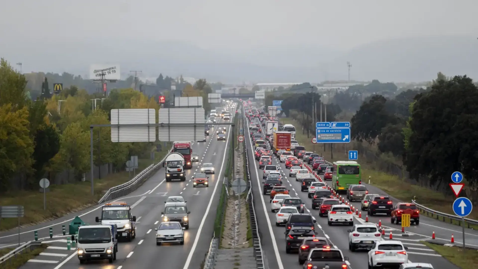 Bruselas pide reducir la velocidad en las autopistas, menos viajes en avión y teletrabajar para «ahorrar combustible»