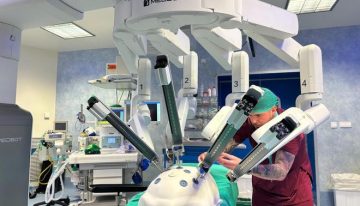 Los hospitales de Vic, Igualada, Terrassa, Mataró y Calella compran un lote conjunto de robots quirúrgicos: «Nos hemos ahorrado un 21% del coste»